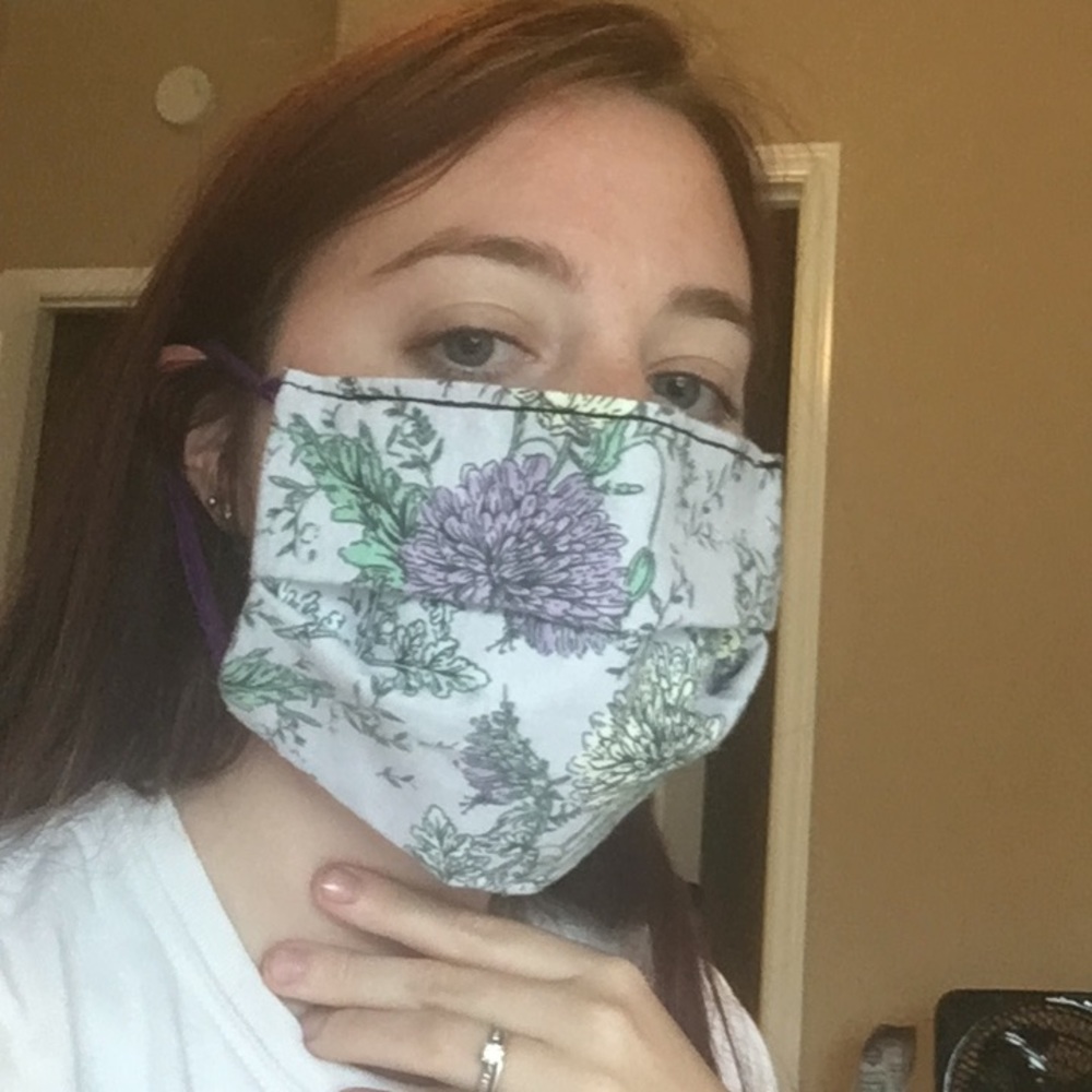 Filtered face mask in purple floral print